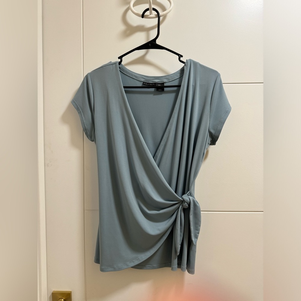 🪴 Tahari Stretchy Mock Wrap Tie V-Neck Top Size Medium 🪴